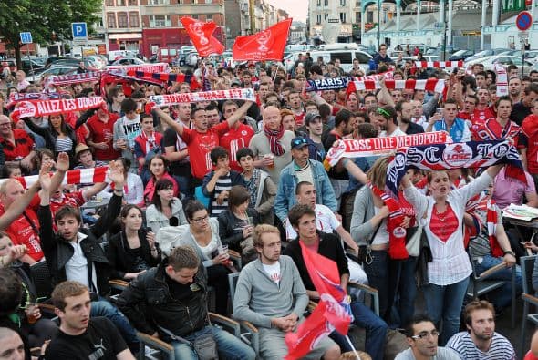 Los hinchas llenaron el estadio y las calles cercanas.
