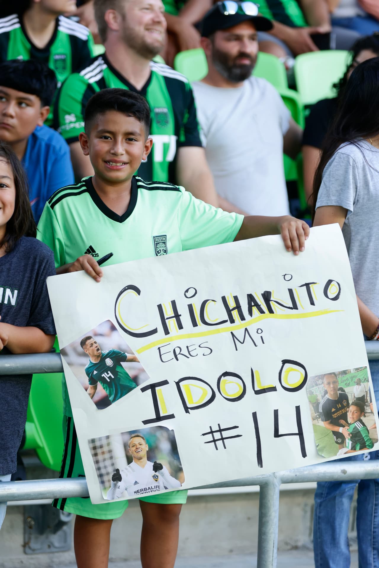 El público local prestaba atención a ambos equipos, y en especial a Chicharito Hernández.
<br>