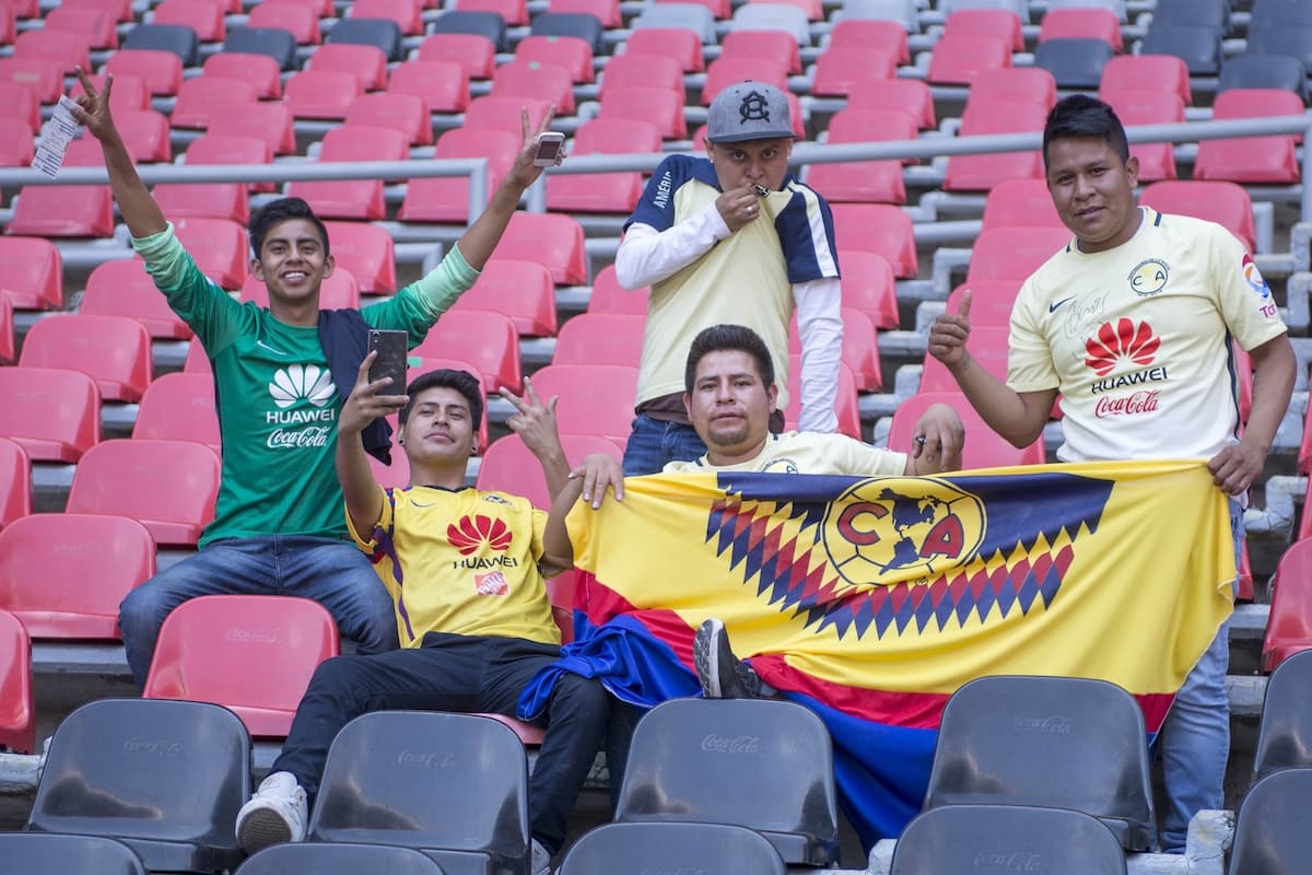 Los aficionados del América llegaron en gran número al Azteca con la ilusión de conseguir la remontada después de caer por 4-1 en la ida ante Santos Laguna. Familiares y amigos se reunieron desde la previa viviendo un ambiente muy colorido.