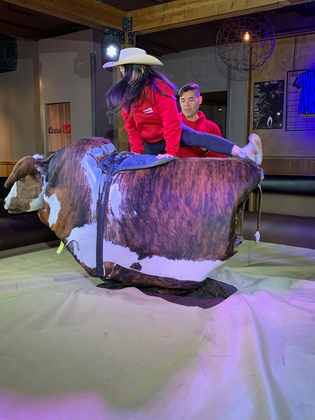 Los participantes de la emocionante Carrera de la Copa Oro de Univision Deportes visitaron Denver y aprovecharon para conocer el estadio de los Broncos, así como un bar de rodeo para pasar un buen rato.