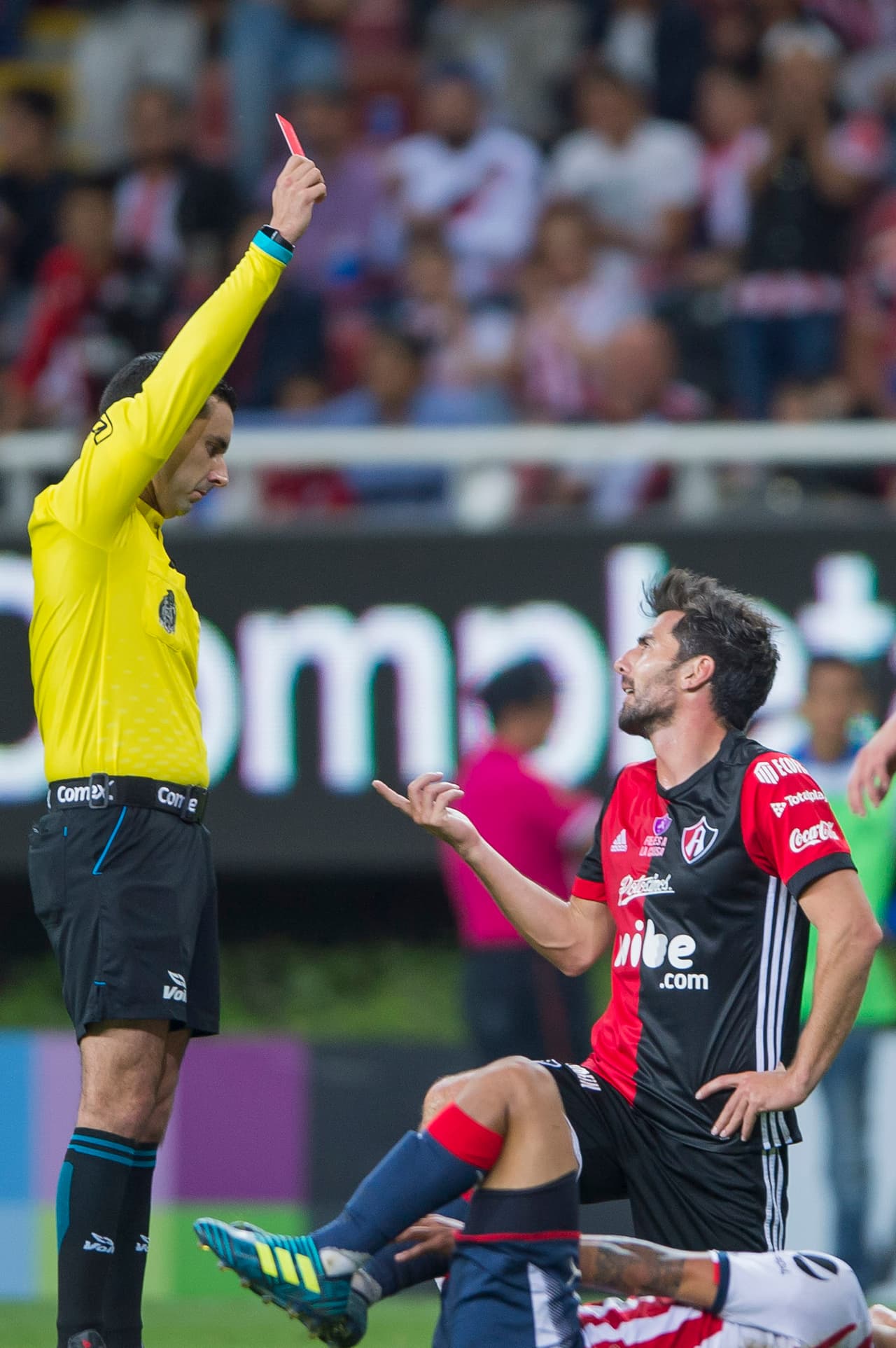Sobre el minuto 82, Facundo Erpen recibió la tarjeta roja y desequilibró más el compromiso.