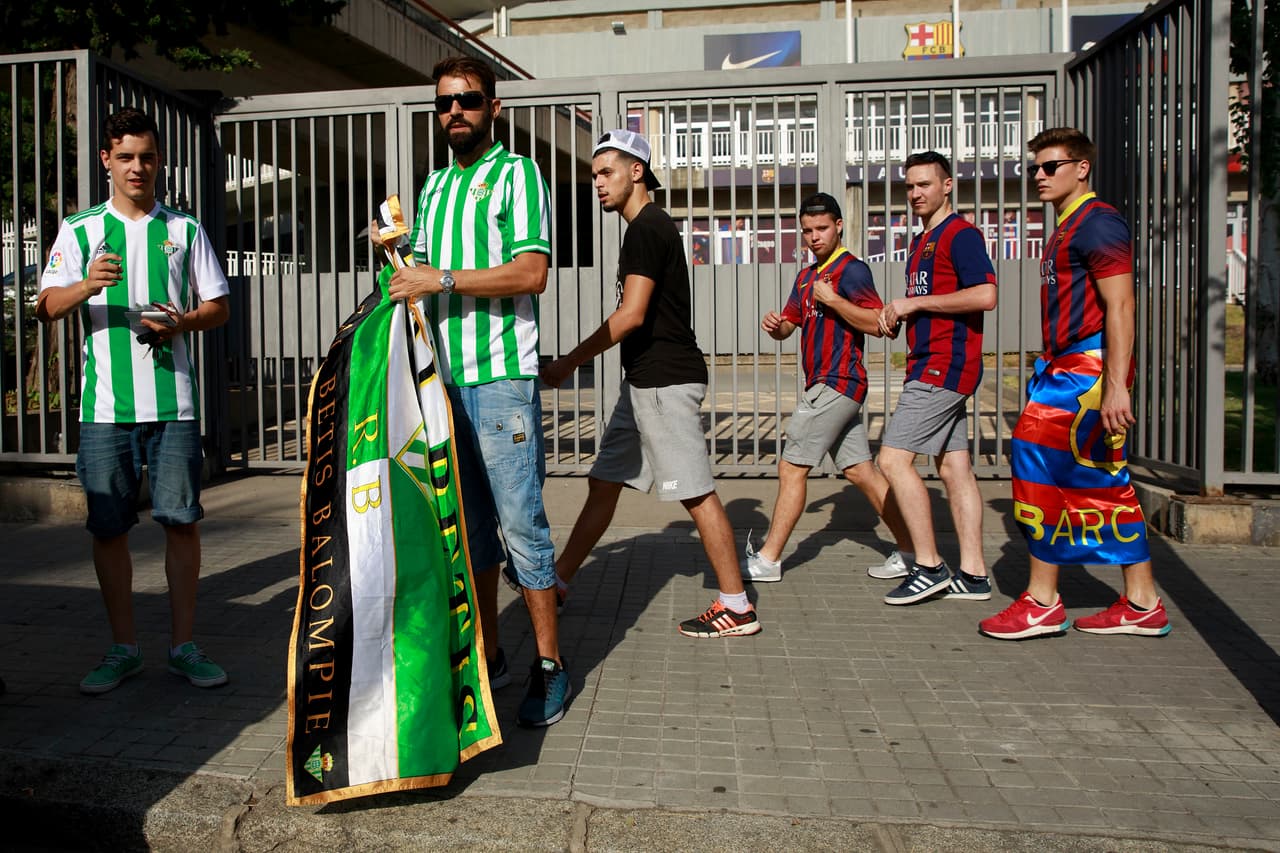 Aficionados béticos y blaugranas se hicieron presentes en el Camp Nou, días después de la barbarie que sacudió a la ciudad catalana.