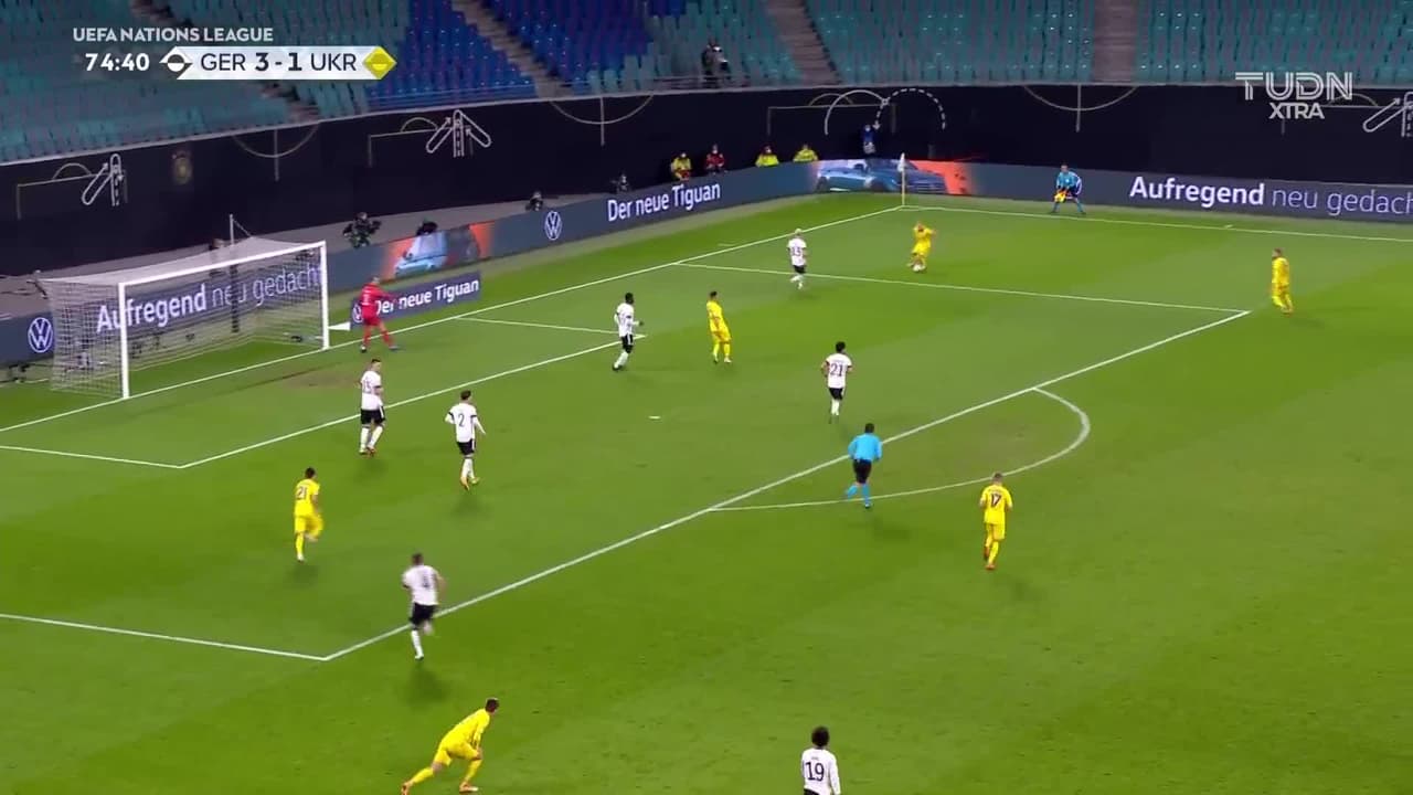 ¡CERCA! Marlos Romero Bonfim disparó que se estrella en el poste.