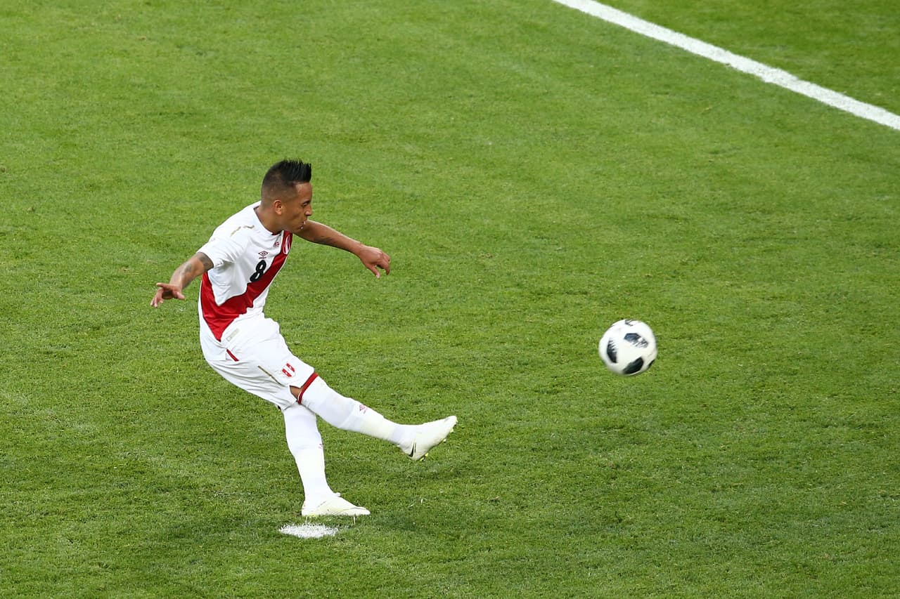Christian Cueva: el futbolista peruano se mostró participativo en el juego contra Dinamarca hasta que erró un penal en los últimos minutos del primer tiempo y a partir de ahí, dejó de pesar en la cancha.