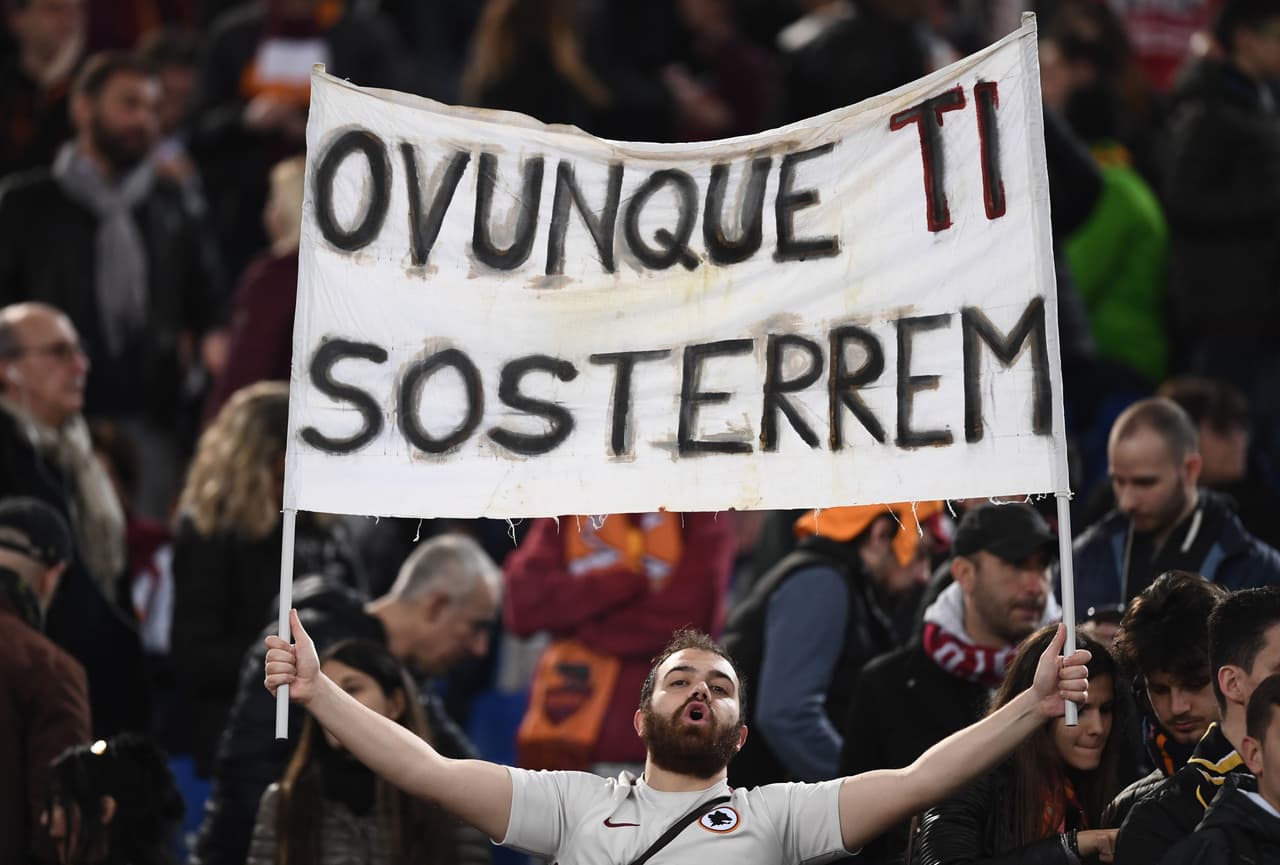 En las tribunas, los seguidores enviaron su mensaje de apoyo a los jugadores de Roma.