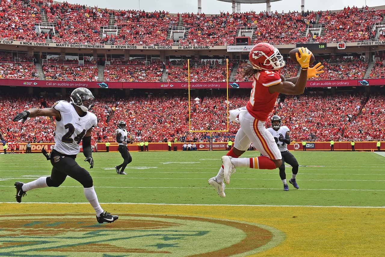 <b>Baltimore Ravens 28-33 Kansas City Chiefs.</b> Brandon Carr observa cómo Demarcus Robinson atrapa un pase de anotación.