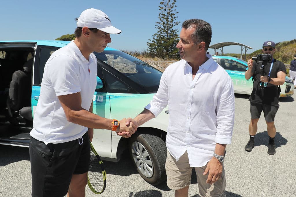 El tenista español, Rafael Nadal, convive con sus compañeros y disfruta de Perth, Australia previo al inicio de la competencia.