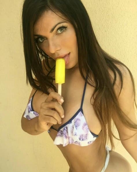 La espectacular brasileña, Suzy Cortez, se dio tiempo para felicitar al argentino por su quinto Balón de Oro y señaló que no le gusta Cristiano Ronaldo. cabe recordar que Suzy es gran fanática del Sao Paulo deBrasil.