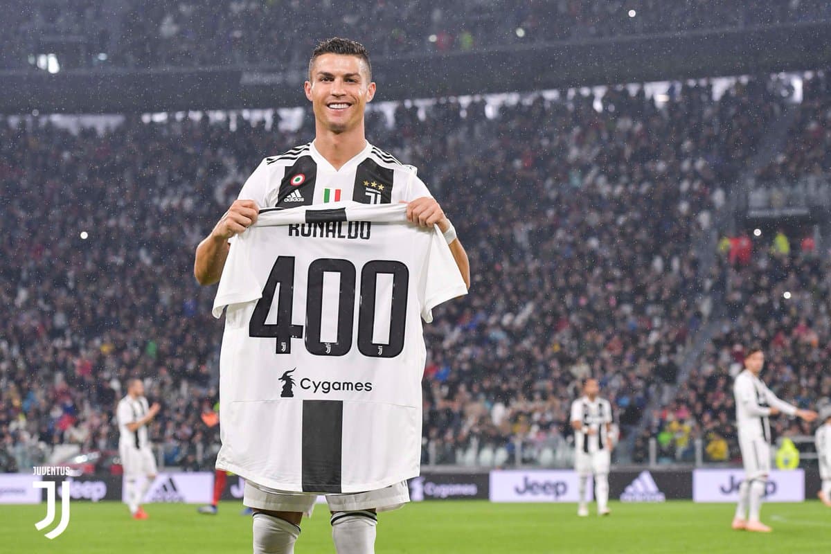 Antes del juego en el que Juventus venció por 3-1 al Cagliari, Cristiano Ronaldo recibió un sencillo homenaje por completar más de 400 goles en su carrera.