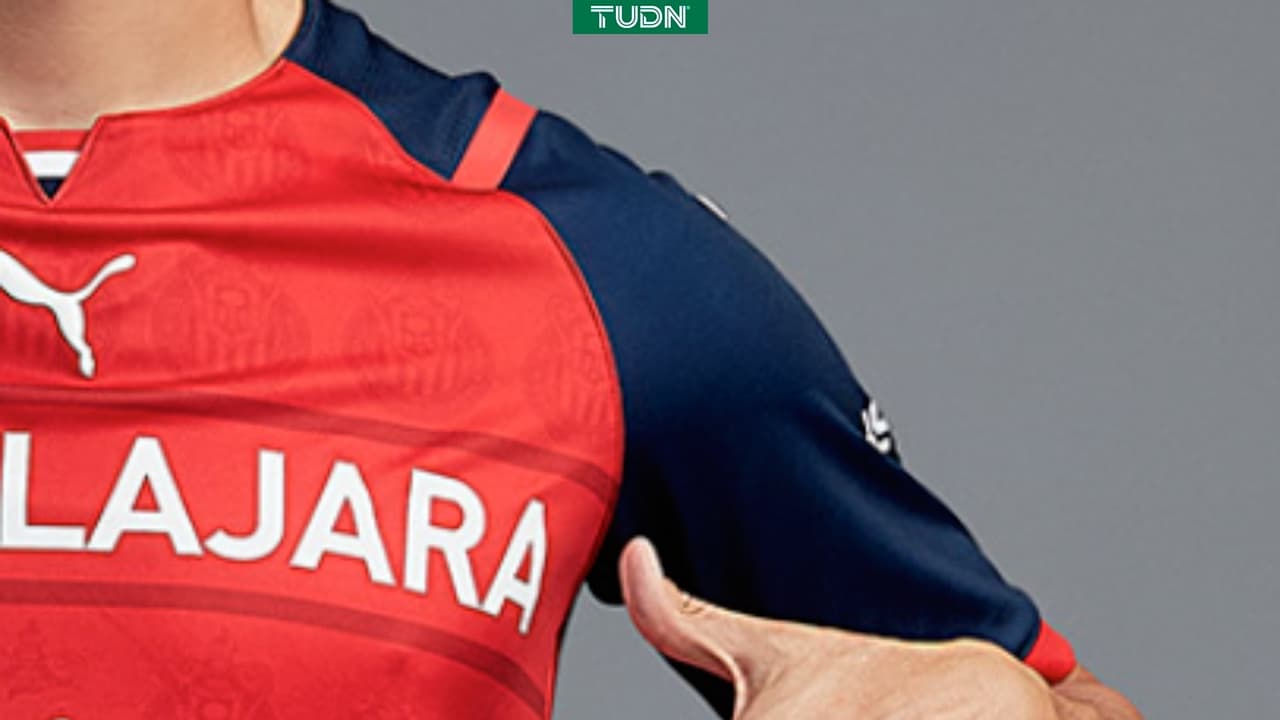 Sale la tercera playera de Chivas sin escudo al costado
