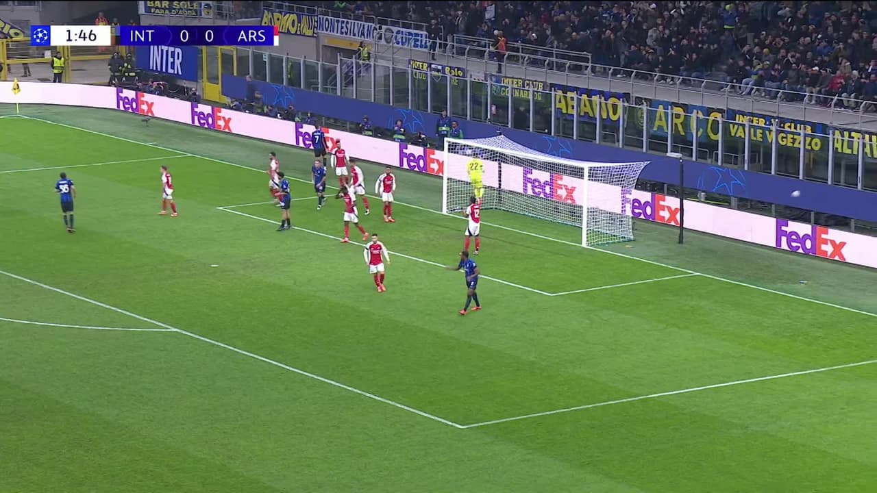 ¡CERCA! Denzel Dumfries disparó que se estrella en el poste.