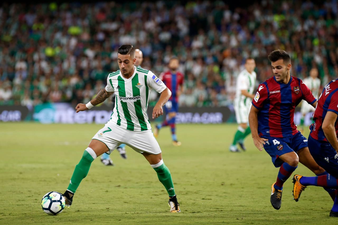 Por su parte, Sergio León llevaba la mayor cantidad de peligro por la banda derecha al área granota. Sobre todo, en la segunda mitad, ya que el primer tiempo solo tuvo algunos remates de media distancia.