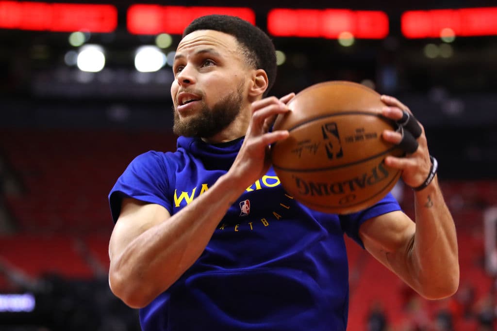 Los aficionados de los Raptors le dieron un toque muy especial a la previa del Juego 2 de las Finales de la NBA dentro y fuera de la Scotiabank Arena. Y dentro del recinto, los jugadores tanto de Toronto como de Golden State afinaban detalles con los calentamientos para estar listos a la hora del Tip-Off