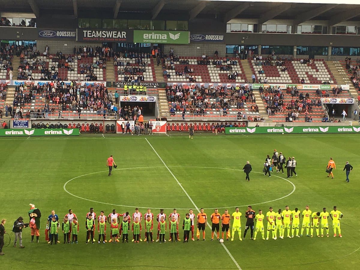 Así formaron los equipos para el protocolo antes de comenzar el partido en Mouscron.