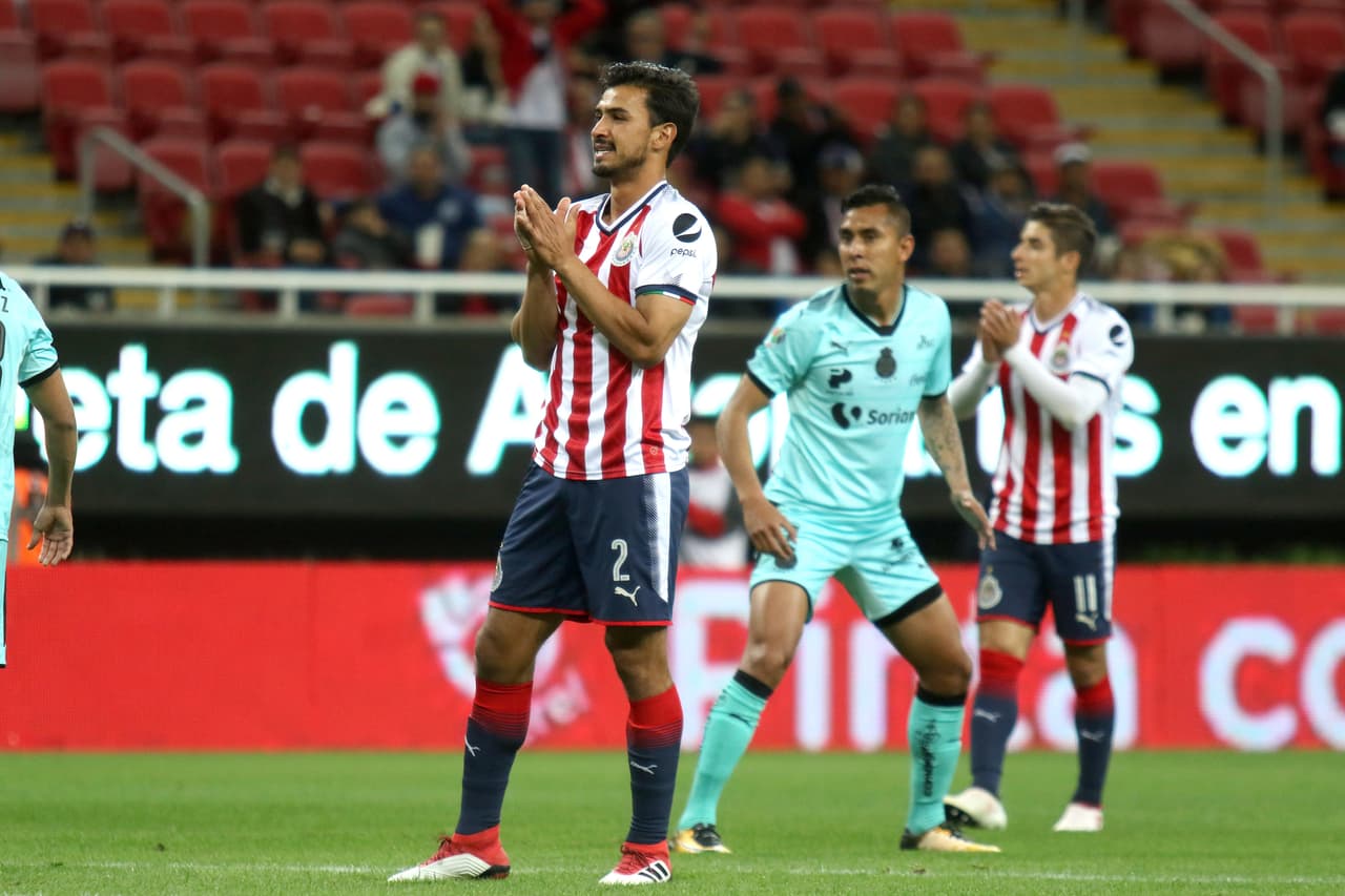 El defensor de Chivas, Oswaldo Alanís se marchará a España.