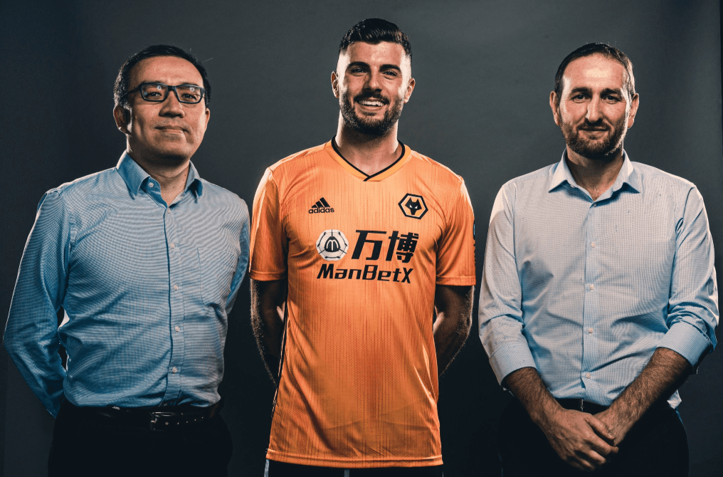 Patrick Cutrone firmó por cuatro años por los Wolves.