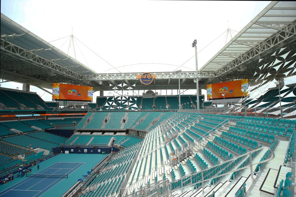 El arreglo temporal no fue menor, ya que el aforo del Hard Rock Stadium para tenis es de 14 mil espectadores.