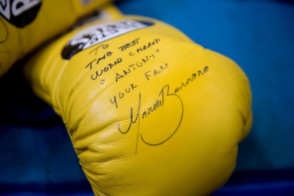 "Para el mejor campeón del mundo, 'Antony'. Tu fan Marco Barrera", se lee en uno de los guantes. El otro presume la firma del legandario boxeador mexicano.