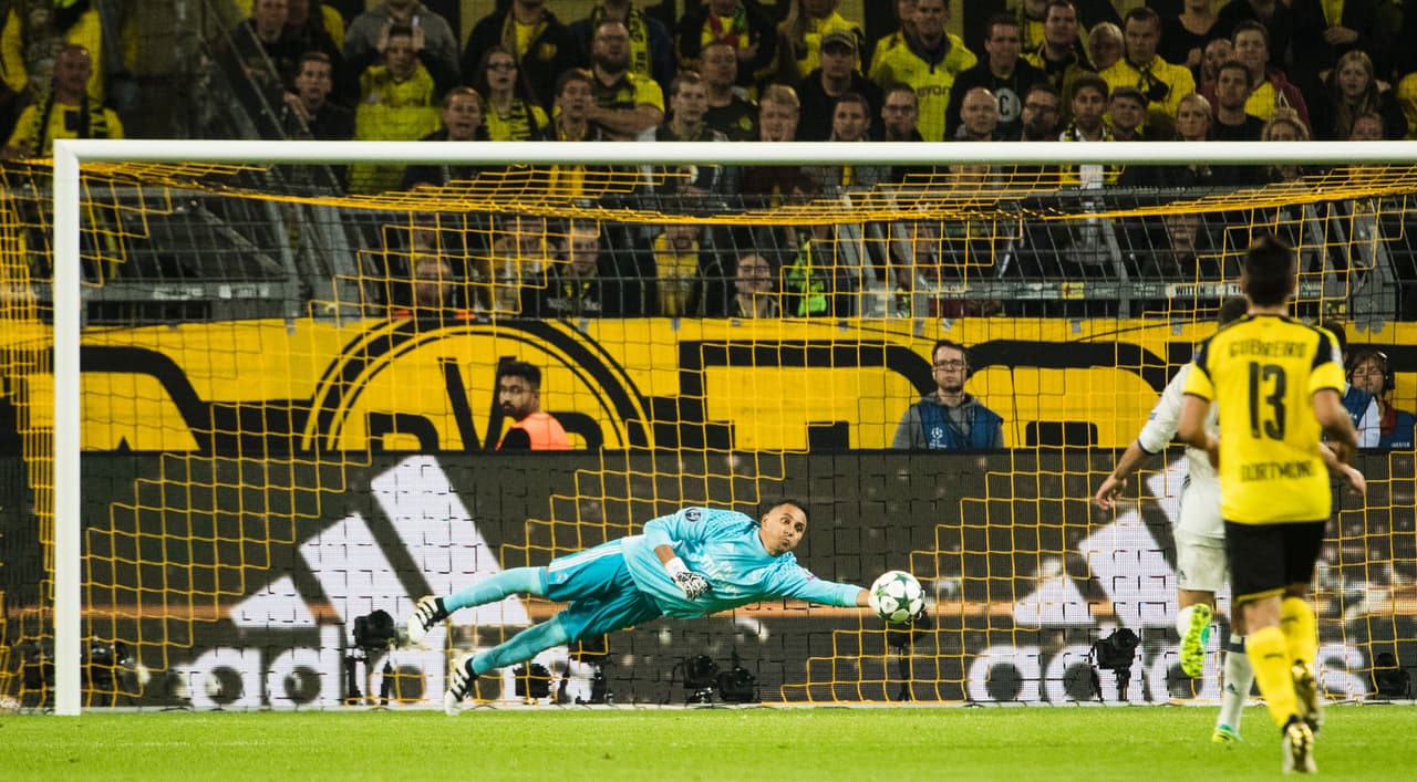 En ese mismo grupo, Keylor Navas estuvo con la capa de salvador con el Real Madrid, que igualó 2-2 en su visita al Borussia Dortmund, donde no jugó el colombiano Adrián Ramos.