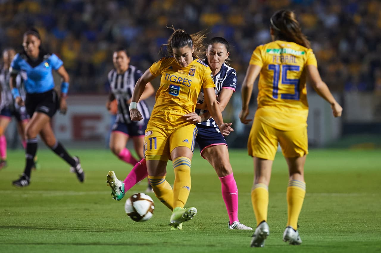 Con goles de Belén Cruz por parte de Tigres y gol de Ania Mejía para Monterrey, las regias empatan en el volcán, en la ida de la final de la Liga MX Femenil.