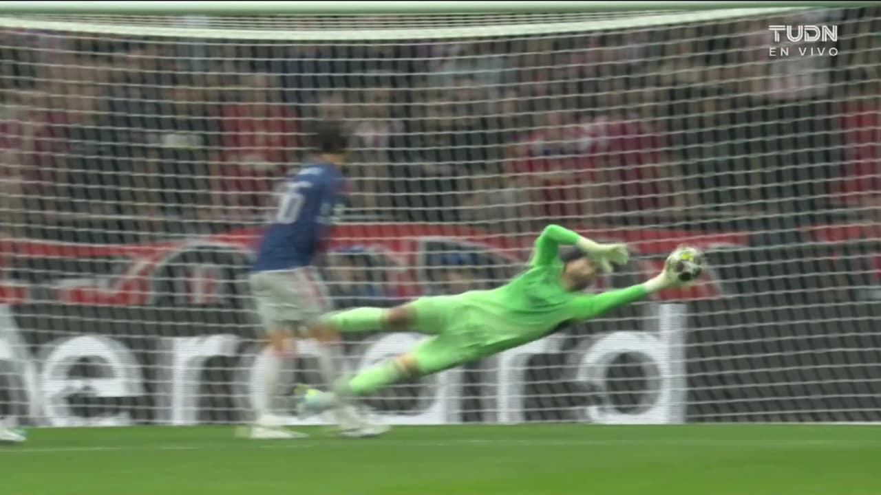 ¡Atajada enferma de Raya! Julián dispara pero el español manda a tiro de esquina