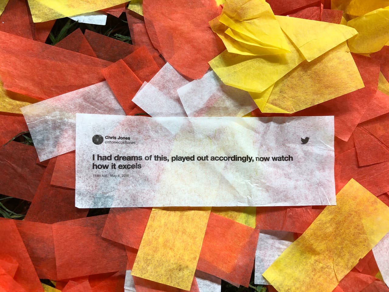 Para los fanáticos que no pudieran asistir al Super Bowl, la NFL pidió usar el hashtag #NFLTwitter para que sus mensajes pudieran ser leídos y qué forma tan original de hacerlo, en el confeti.