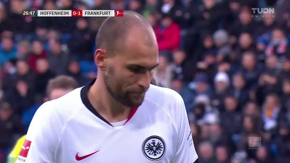 ¡CERCA!. Filip Kostic disparó que se estrella en el poste.