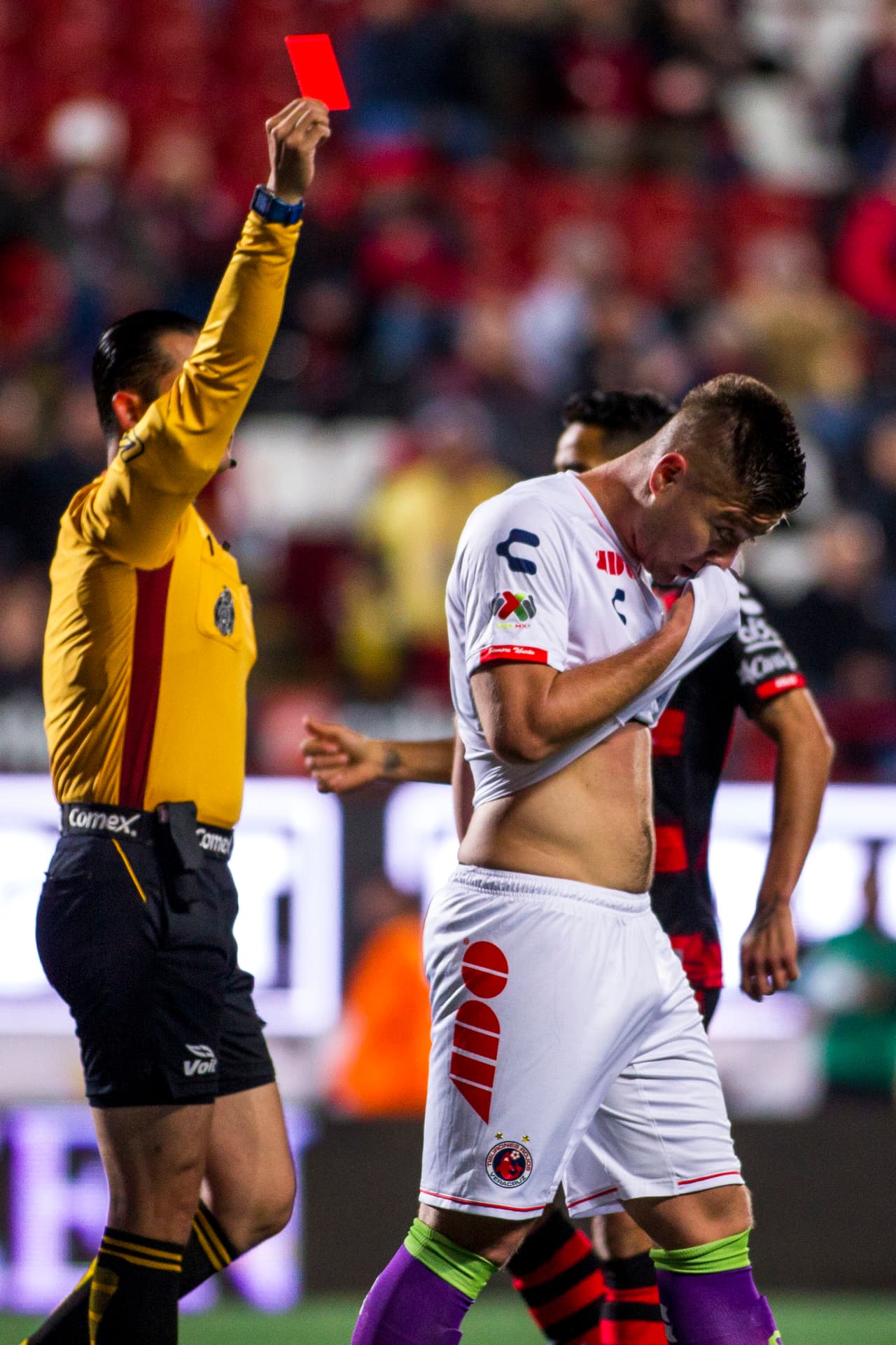 Las cosas arrancaron mal para Veracruz al perder por roja directa a Edson García, quien cometió una pena máxima.