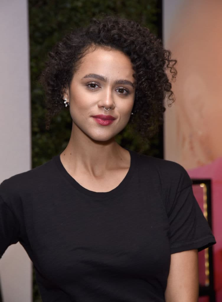 Esto todavía no ha sido confirmado, lo que si sabemos es que el estreno de ‘Army of Thieves’ ya es un hecho y podremos ver la vida de antes de Dieter.
<br>