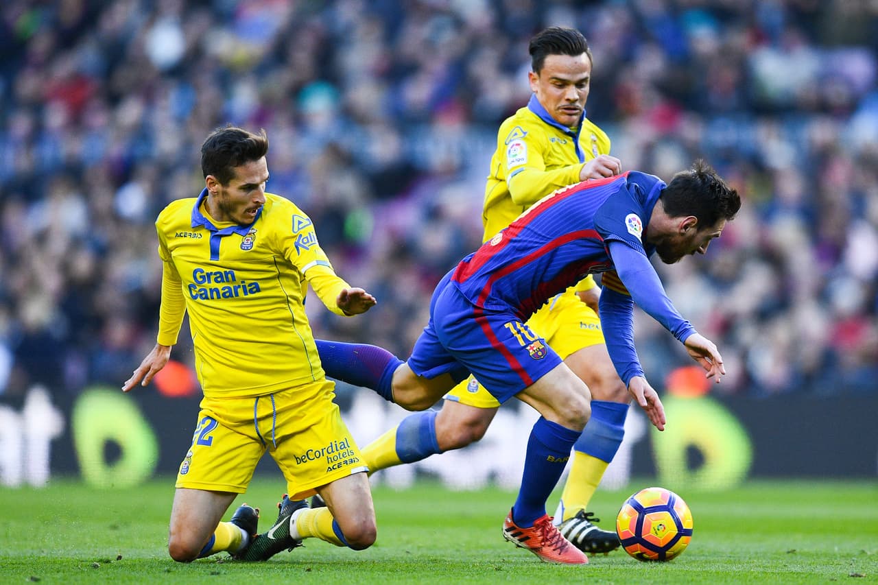 Messi -siempre Messi- fue capaz de llevar de cabeza a toda la defensa canaria, de fabricar jugadas imposibles de la nada y de convertir a Javi Varas en uno de los destacados de la noche, al hacerle volar en un lanzamiento de falta o poner a prueba sus reflejos en un mano a mano que el meta visitante envió a córner.