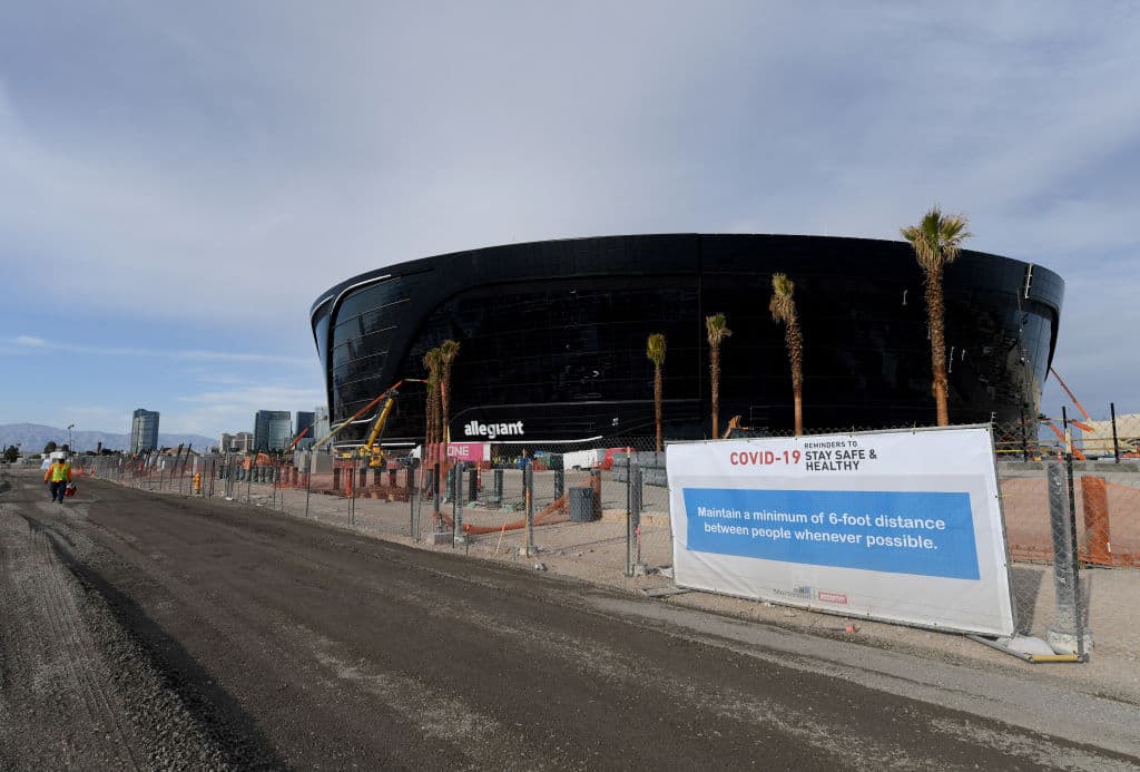 El Allegiant Stadium, nueva casa de Las Vegas Raiders, recibe los últimos detalles para ser estrenado la siguiente temporada de la NFL.