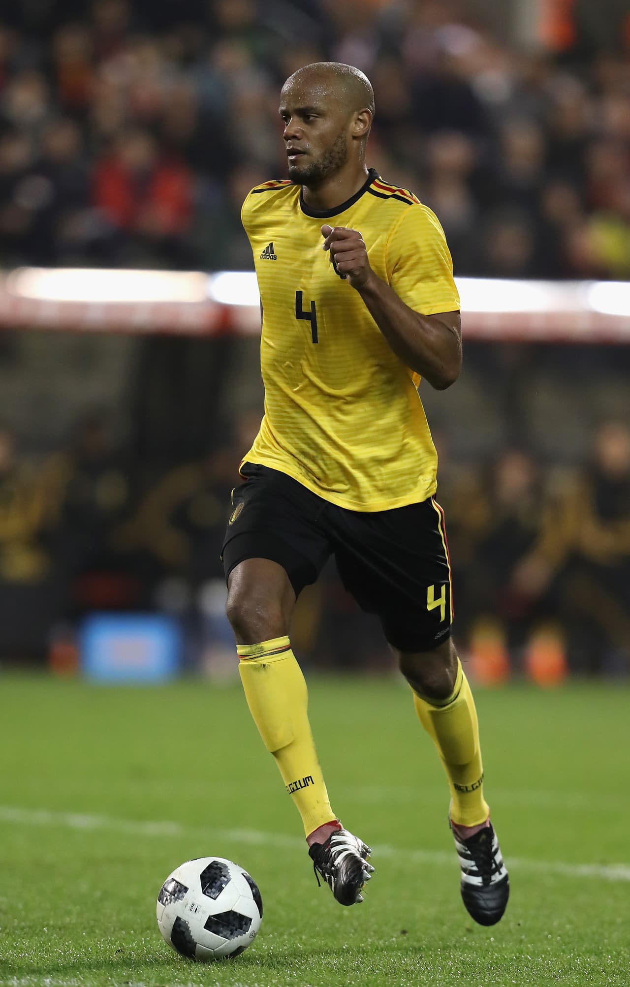 <b>Vincent Kompany</b>: 
<b>8.3 millones de dólares</b>. Es el capitán de la Selección de Bélgica y defensor del Manchester City de Inglaterra.