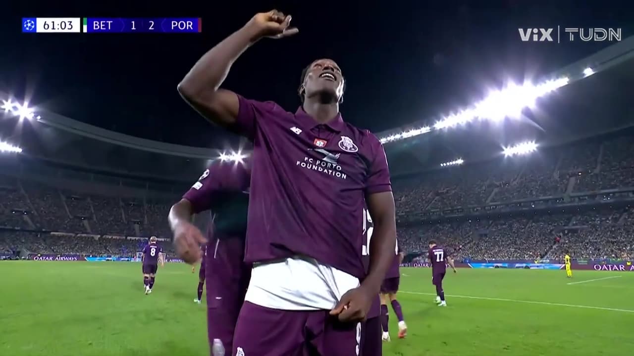 ¡Golazo del Porto! Samu con un disparo imparable para la remontada