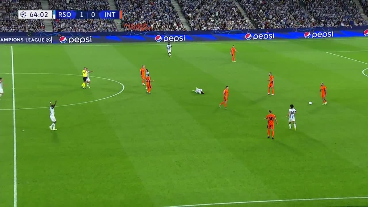 ¡Expulsión! El árbitro saca la roja directa a Nicolò Barella.