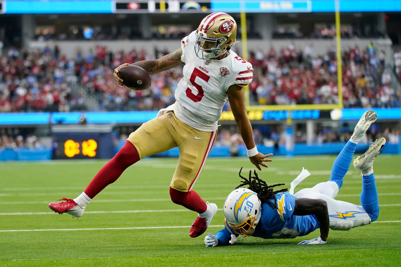 Trey Lance lanzó dos pases de touchdown y continuó defendiendo su posición como titular de la Semana 1 de San Francisco mientras los 49ers lograron una victoria por 15-10 sobre los Chargers de Los Ángeles el domingo por la noche.