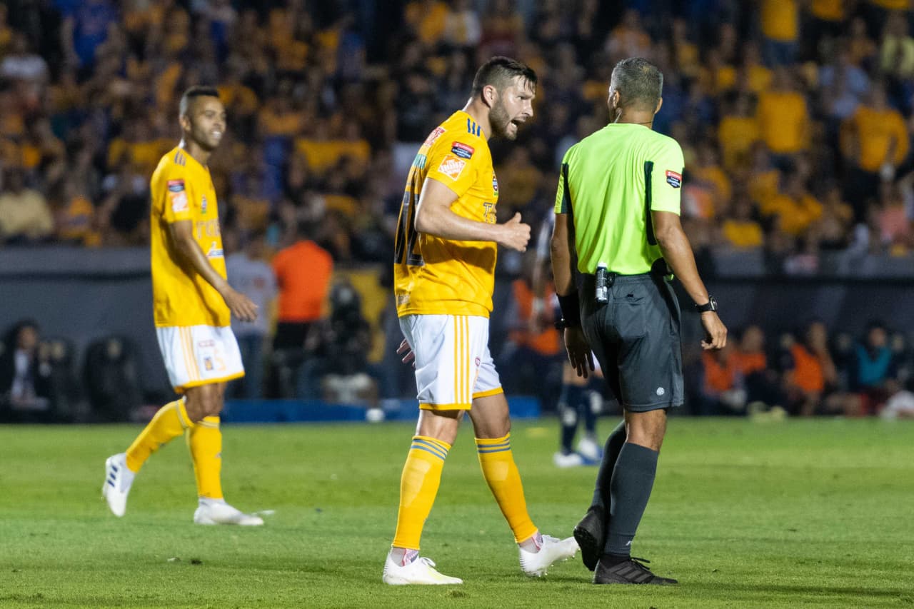 André-Pierre Gignac de Tigres mientras le reclama al árbitro en la Liga MX.