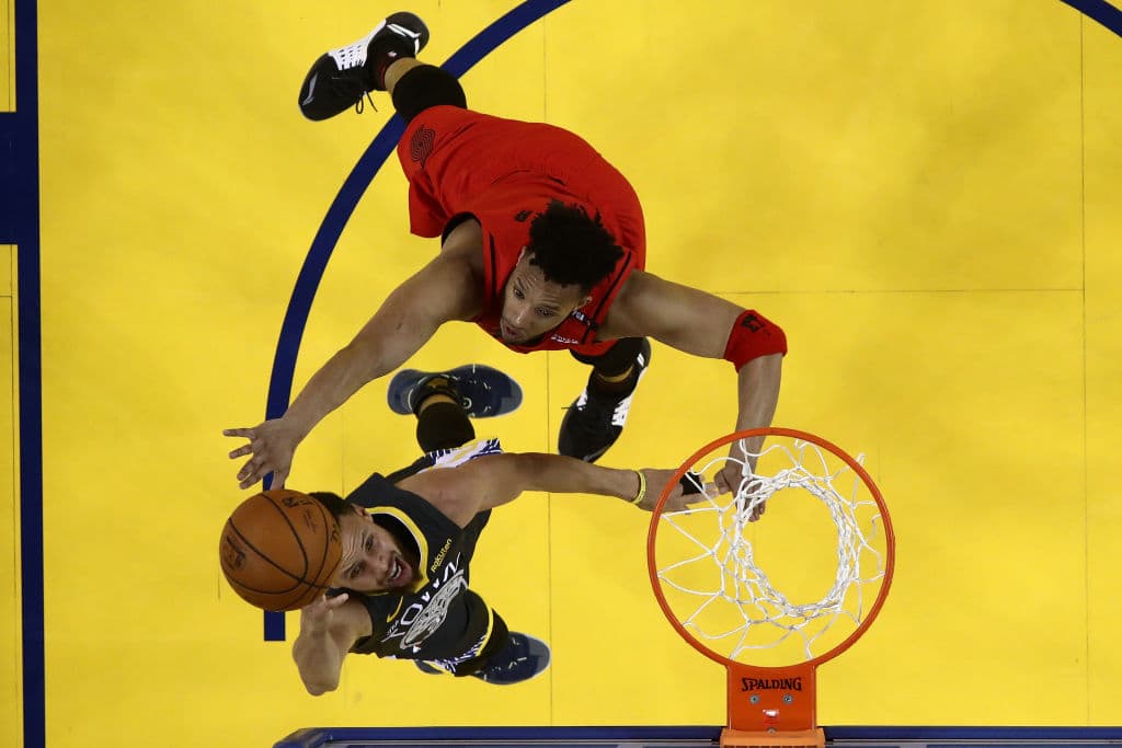 Con 37 Puntos Stephen Curry rescató de una posible derrota a los Golden State Warriors al llevarse el Juego 2 de la Final de la Conferencia del Oeste en Oracle Arena por 114-111 sobre unos Portland Trail Blazers que dieron un gran juego, pero que no fue suficiente para arrancarle la victoria a los campeones de la NBA. Tuvo Portland ventaja de 15 puntos al medio tiempo y de ocho en el cuarto periodo, pero todo se derrumbó para los visitantes.