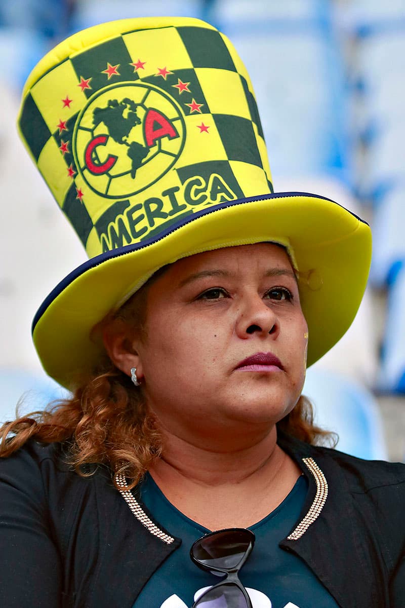 Fanática del América en el Estadio Hidalgo, previo al encuentro contra Pachuca por la jornada 3.