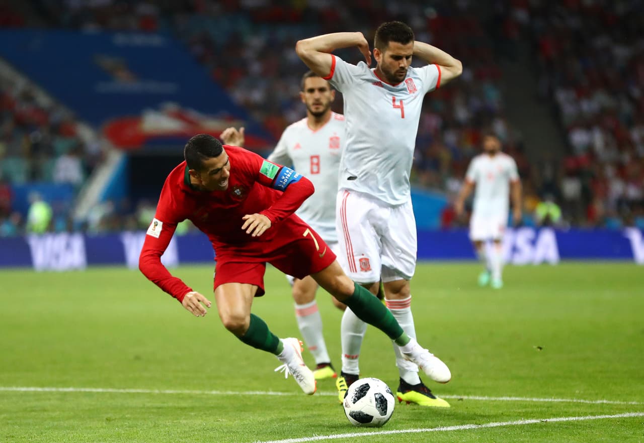 Aunque intenta aparentar que no lo toca, el delantero del Real Madrid sí recibe un leve contacto y el árbitro central no dudó ni un instante en pitar la falta que derivó en un penalti.