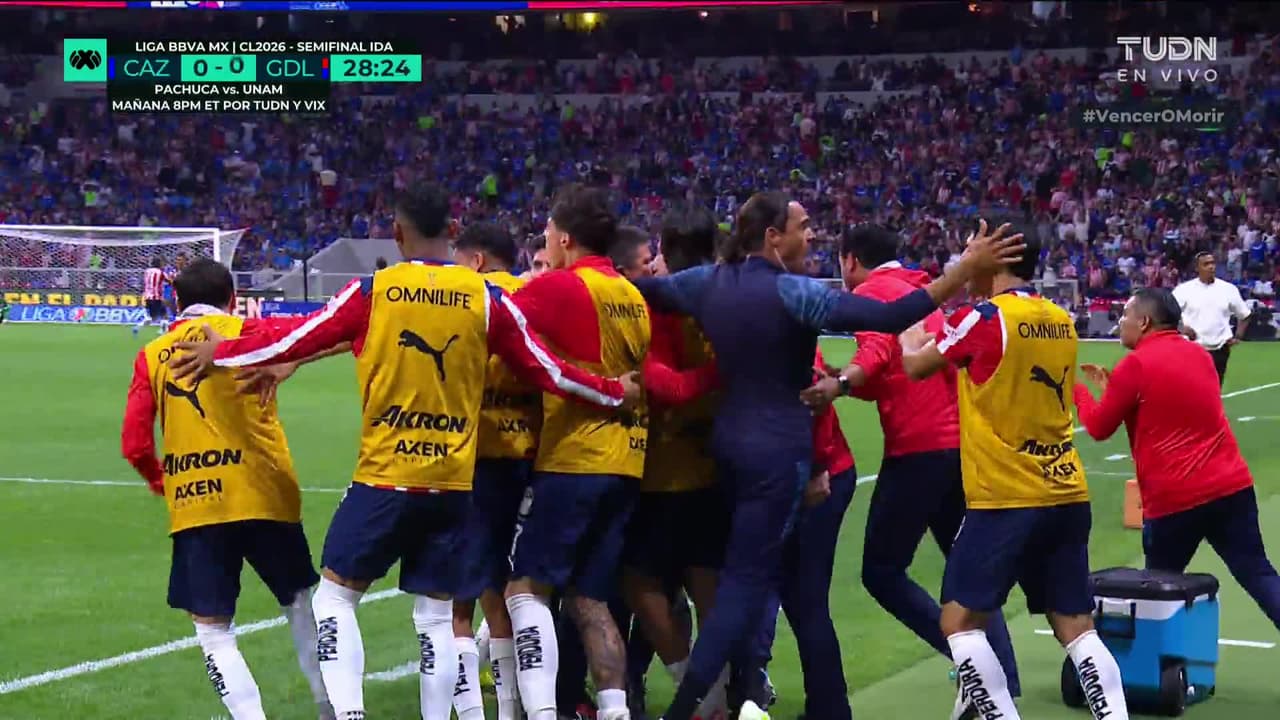 ¡GOL!  anota para Guadalajara. Santiago Sandoval