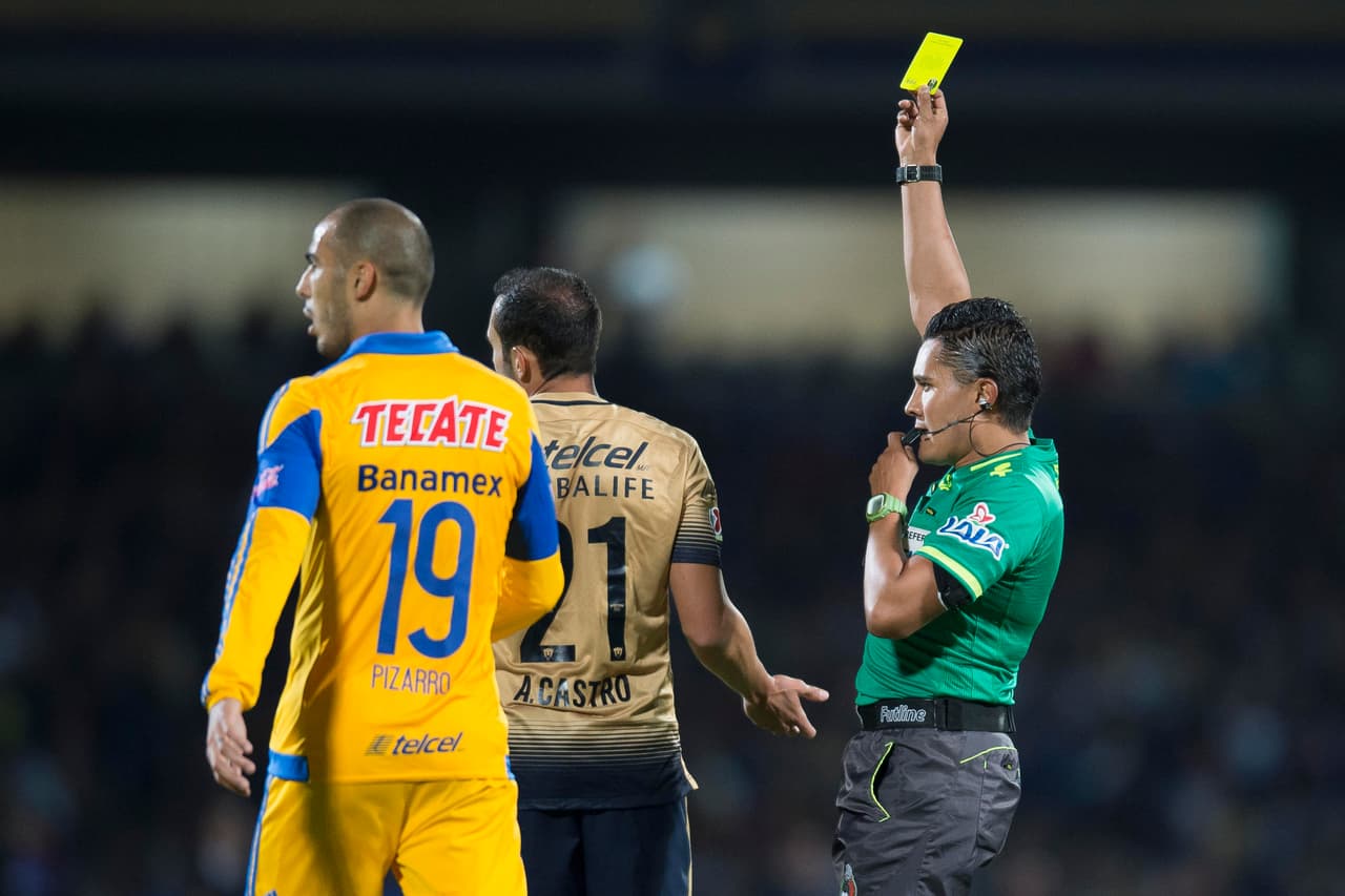 21.- Alejandro Castro: Poca participación en media cancha, no pesó como en otros partidos robando esféricos y distribuyendo balones. Incluso se ganó una tarjeta amarilla por una barrida absurda. Calificación: 5.