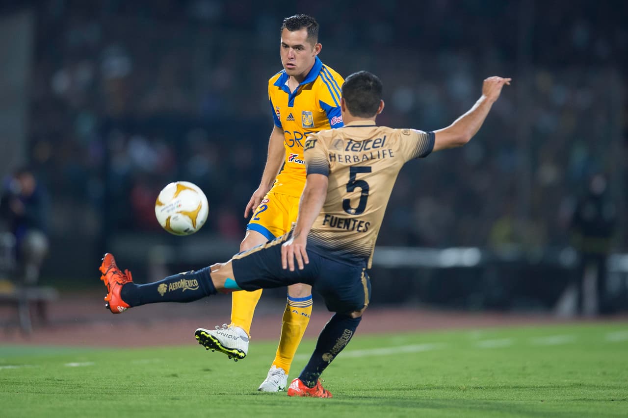 5.- Luis Fernando Fuentes: El lateral de los Pumas fue superado en varias ocasiones por Aquino y Damm, pese a ello se supo reponer y ayudar en marcas colectivas. Al frente centró en varias ocasiones sin conseguir que un compañero rematara al arco. Calificación: 6.