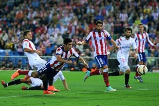 Raúl Jiménez remata de plancha para el cuarto gol del Atlético.