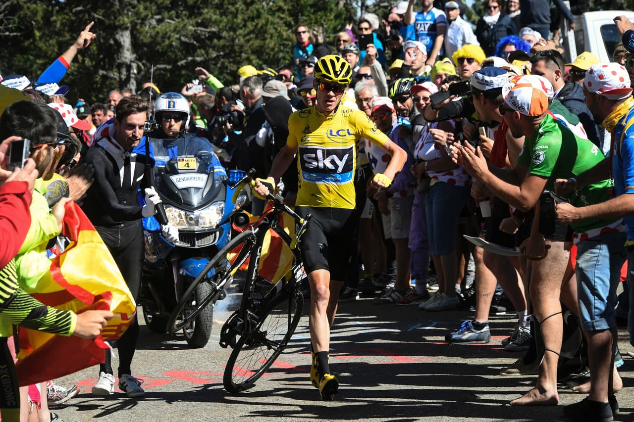 El Tour de Francia vivió otra anécdota memorable cuando el británico Chris Froome fue golpeado el 14 de julio de 2016, en un accidente que dañó su bicicleta, por lo que decidió no esperar y correr con ella en su mano.
