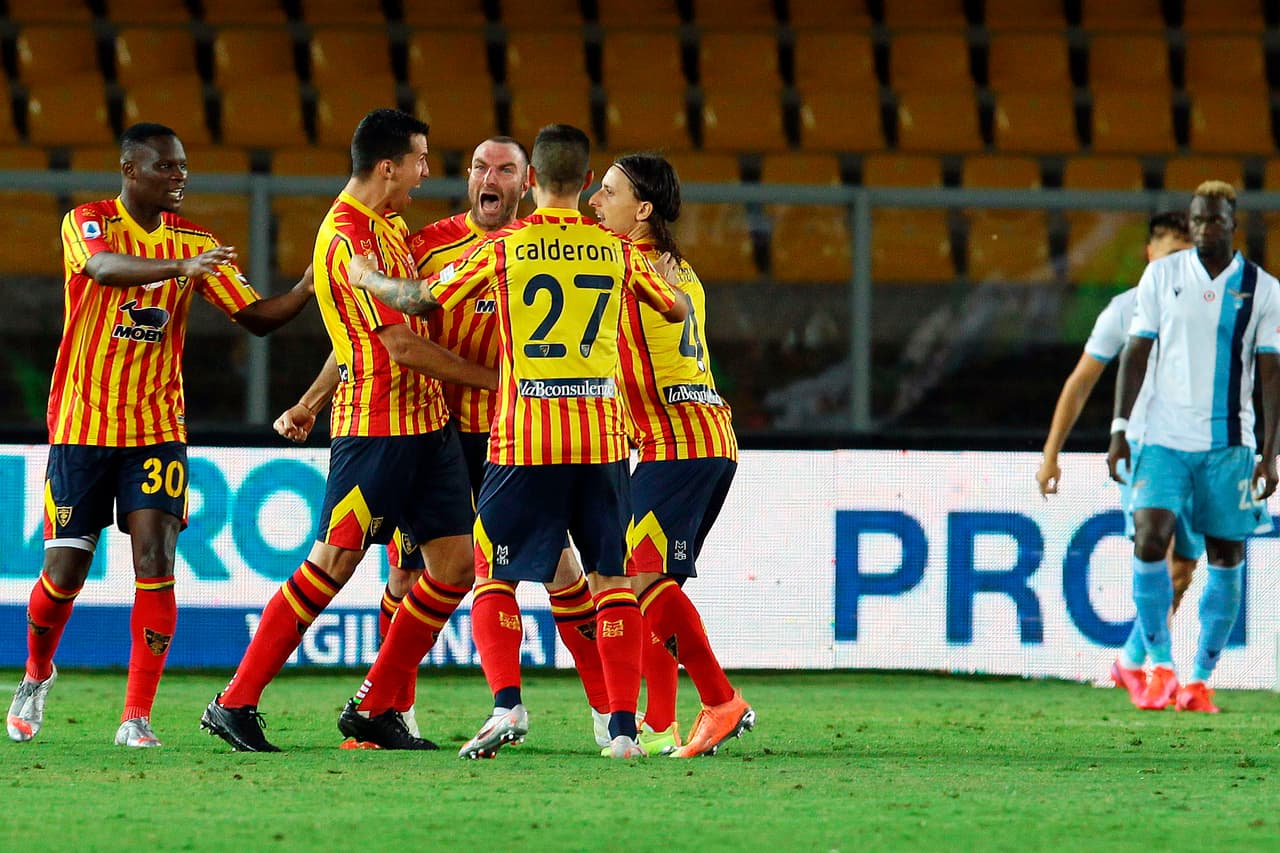 Lecce da la sorpresa y con goles de Khouma Babacar y Fabio Lucione, Lecce le pega 2-1 en casa a la Lazio.