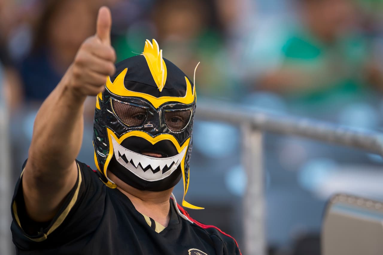 Cuernos, máscaras de lucha libre, maquillaje, banderas y disfraces fue sólo un poco del folclor vivido durante el partido amistoso del Tri.