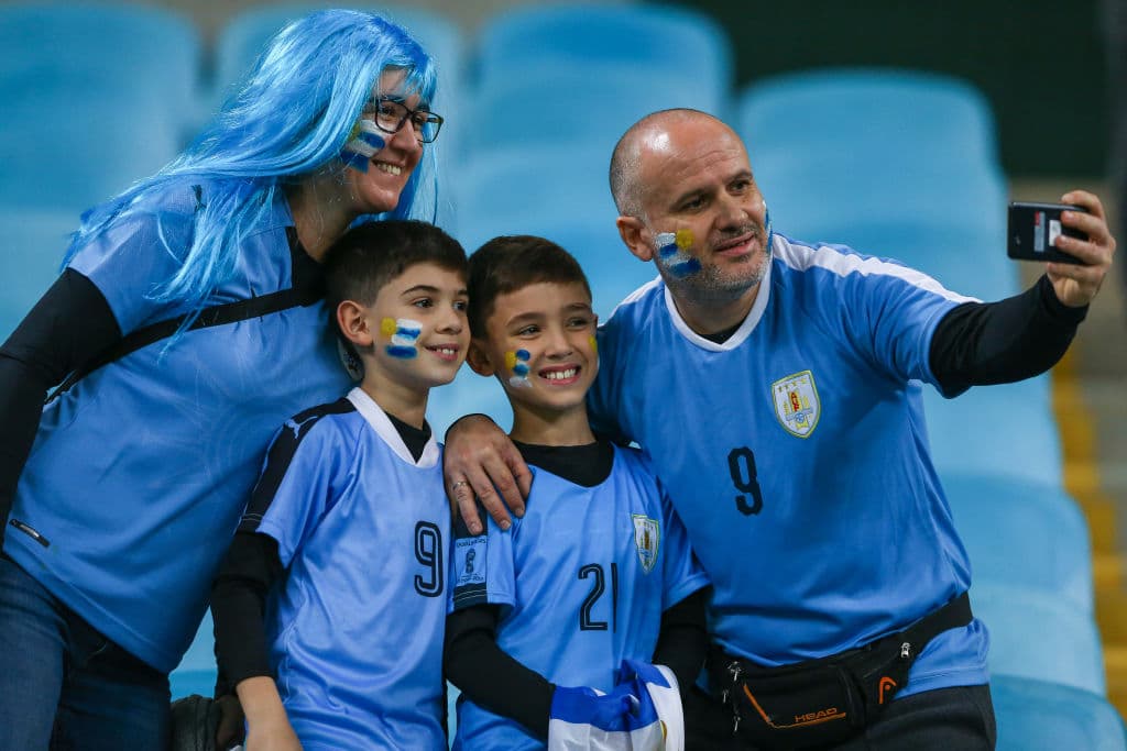 Un increíble colorido y ambiente fueron capaz de genera las aficiones de Uruguay y Japón previo a su encuentro por el Grupo C de la Copa América Brasil 2019. Los seguidores celestes le pusieron ese toque especial, y los nipones no se diga, con sus peculiaridades ambas hinchadas generaron buenas sensaciones en la previa.