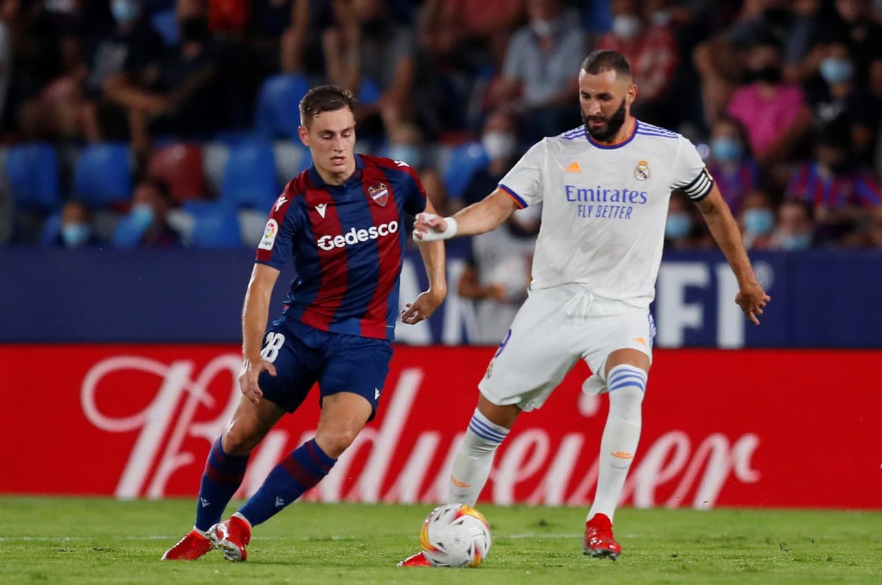 El Real Madrid logra empatar el encuentro 3-3 tras ir perdiendo ante el Levante, durante la segunda Jornada de LaLiga. Roger Marti, José Gomez Campaña y Roberto Suarez Pie fueron autores de los goles de la escuadra de los 'granotes', sin embargo, Bale y el doblete de Vinicius Jr. igualaron marcador y salvaron un punto.