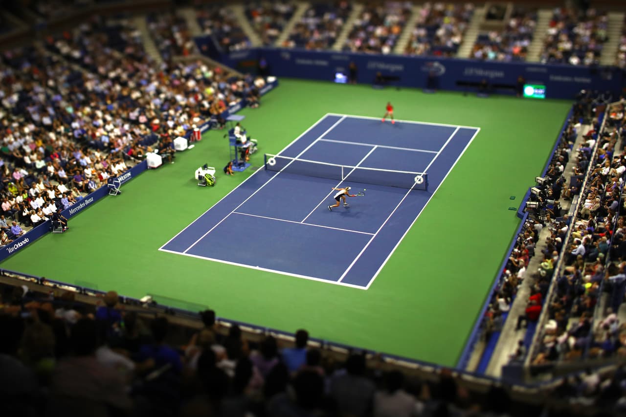 Una gigante como la danesa Caroline Wozniacki se ve diminuta en el centro de la cancha del Abierto de Estados Unidos en la rama femenina. Un enfoque en medio del gran escenario.