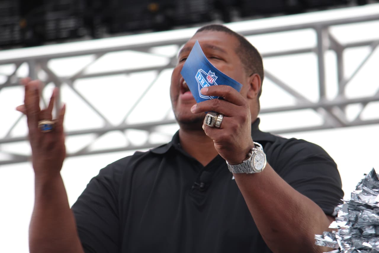 Te invitamos a disfrutar de las mejores imágenes de la visita de los Raiders al 'Coloso de Santa Ursula' promocionando el juego del próximo 21 de noviembre ante los Houston Texans.